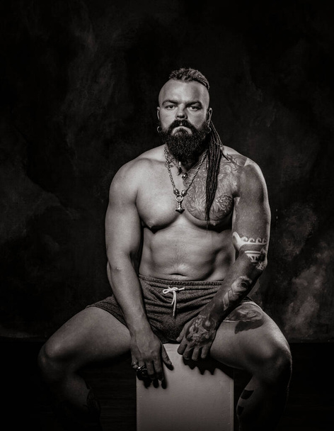 retrato en blanco y negro: hombre brutal con barba y tatuajes
 - Foto, Imagen