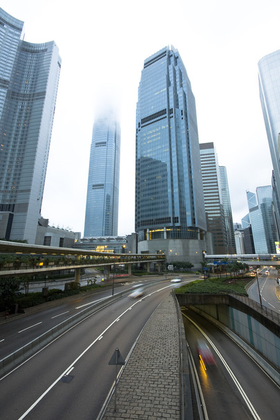 verkeer in hong kong op dag en nevel - Foto, afbeelding