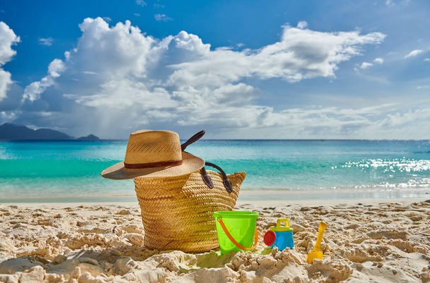 Прекрасний пляж з сумкою та іграшками у Мае (Сейшельські острови).. - Фото, зображення