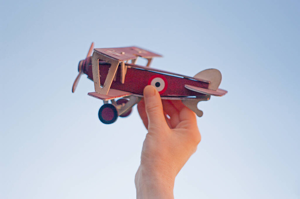 toy plane in hand against the sky - Foto, Imagem