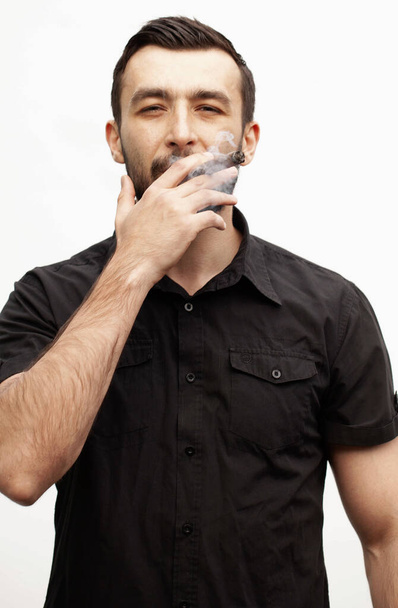 Hombre guapo y elegante fuma un cigarro
. - Foto, Imagen