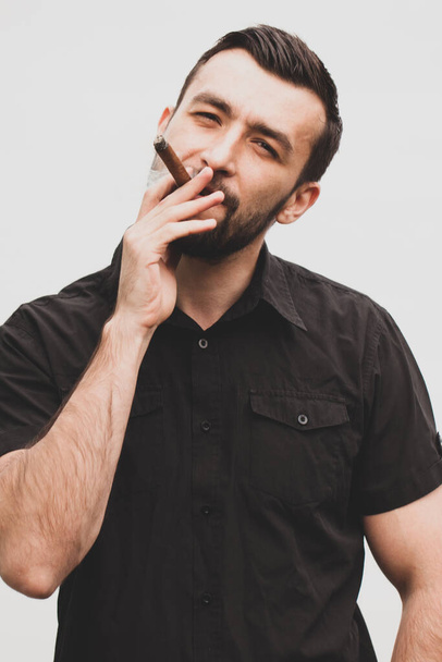 Fešák stylový muž kouří doutník. - Fotografie, Obrázek