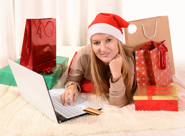 jonge mooie vrouw online het winkelen van Kerstmis - Foto, afbeelding