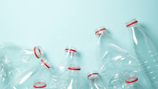 Leere zerknüllte Plastikflaschen vor blauem Hintergrund - Foto, Bild