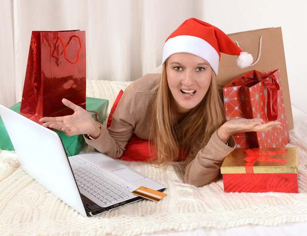 Giovane bella donna online shopping natalizio
 - Foto, immagini