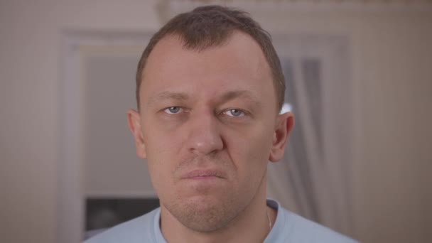 Gros plan du visage d'un homme, expression de haine sur son visage
 - Séquence, vidéo