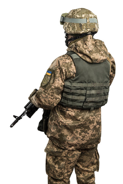 Ukrainischer Offizier in mechanisierter Infanterie-Uniform isoliert mit Clipping-Pfad auf weißem Hintergrund. (Flagge und Wappen der Ukraine auf der Schulter. Aufnäher auf der Brust mit der Aufschrift Ukraine auf Ukrainisch) - Foto, Bild
