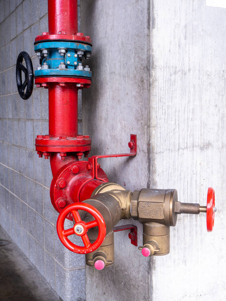 rote Wasserleitung und Brandschutzventilsystem Steuerung - Foto, Bild