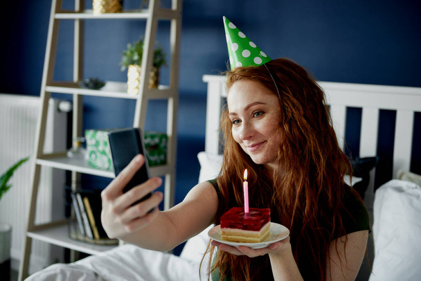Frau macht Selfie mit Geburtstagstorte - Foto, Bild