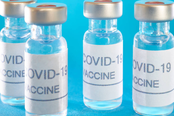 Fiolki ze szczepionką Covid-19. Infekcja pandemii koronawirusowej. Globalne szczepienia zapobiegawcze - Zdjęcie, obraz