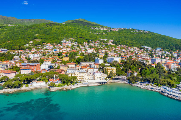 Хорватське узбережжя, гарне місто Опатія в Кварнері, панорамний вид на популярний мальовничий туристичний курорт - Фото, зображення