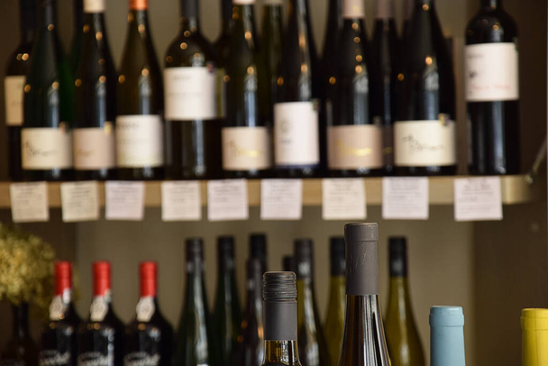 Bouteilles de vin sur étagère en bois dans le magasin de vin et prêt pour la livraison à domicile
 - Photo, image