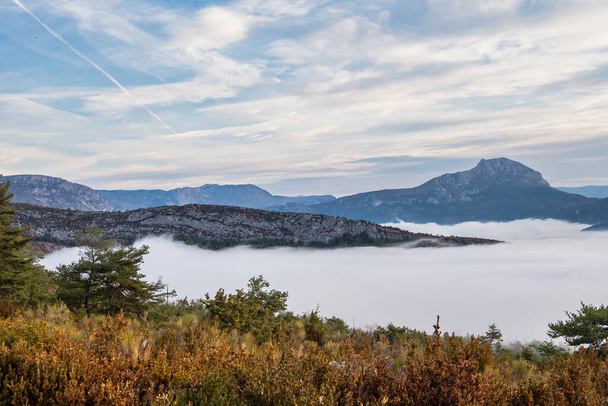 Πρωινή ομίχλη κρέμεται πάνω από το Φαράγγι του Βερντόν, Φαράγγια του Βερντόν, εκπληκτικό τοπίο του διάσημου φαραγγιού με την εκκαθάριση τιρκουάζ-πράσινο χρώμα του ποταμού και ψηλά ασβεστολιθικά πετρώματα στις γαλλικές Άλπεις, Προβηγκία, Γαλλία - Φωτογραφία, εικόνα