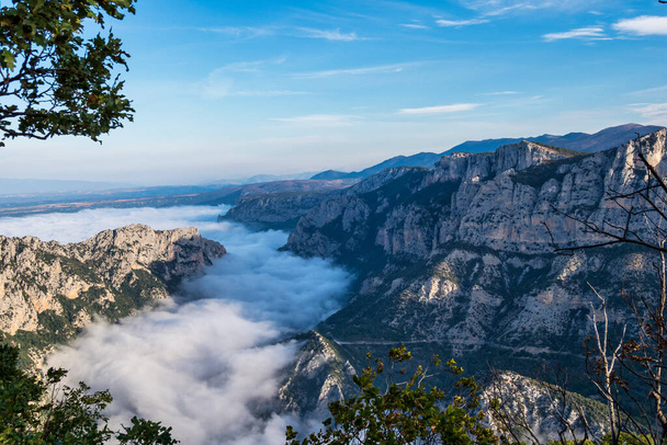 Mattina nebbia appesa sopra Verdon Gorge, Gorges du Verdon, incredibile paesaggio del famoso canyon con tortuoso fiume di colore verde turchese e alte rocce calcaree nelle Alpi francesi, Provenza, Francia - Foto, immagini