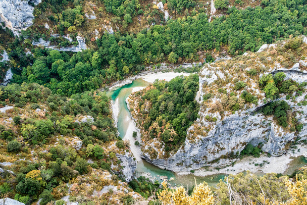 Verdon Gorge, Gorges du Verdon, increíble paisaje del famoso cañón con sinuoso río de color verde turquesa y altas rocas de piedra caliza en los Alpes franceses, Provenza, Francia - Foto, imagen