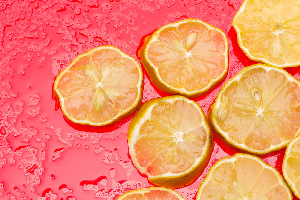 Agrumi giallo limone ricchi di vitamine, ideali per la dieta grazie alle sue basse calorie, si possono bere in succo, molto rinfrescante, ideale per dessert, gelati
. - Foto, immagini