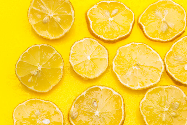 低カロリーのために食事に最適なビタミンの完全なレモンイエロー柑橘類は、あなたがジュースでそれを飲むことができ、非常にさわやかな、デザート、アイスクリームに最適です。. - 写真・画像