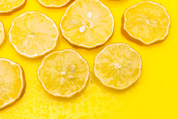 Vitamin dolu limon sarısı narenciye. Düşük kalorili diyet için idealdir. Meyve suyuyla içebilirsiniz.. - Fotoğraf, Görsel