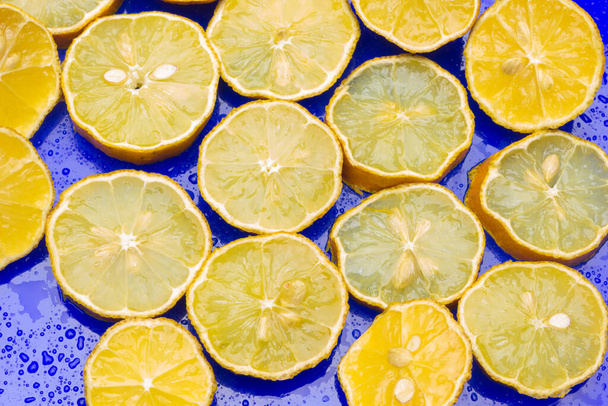 Agrumi giallo limone ricchi di vitamine, ideali per la dieta grazie alle sue basse calorie, si possono bere in succo, molto rinfrescante, ideale per dessert, gelati
. - Foto, immagini