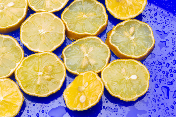 Лимон желтые цитрусовые фрукты полны витаминов, идеально подходит для диеты из-за его низких калорий, вы можете пить его в соке, очень освежает, идеально подходит для десертов, мороженое
. - Фото, изображение