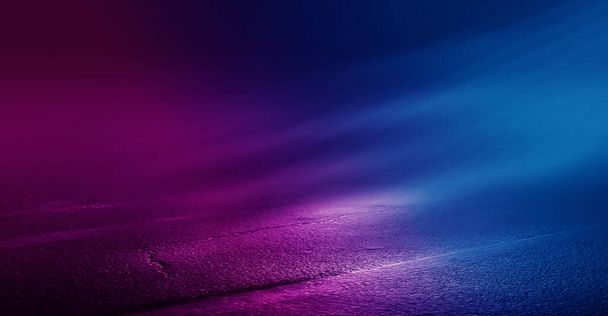 Hintergrund des leeren Raumes mit Betonpflaster. blaues und rosafarbenes Neonlicht. Rauch, Nebel, nasser Asphalt mit Lichtreflexion - Foto, Bild