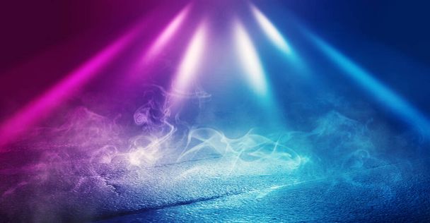 コンクリート舗装と空の部屋の背景。青とピンクのネオンの光。煙、霧、光の反射で濡れたアスファルト - 写真・画像
