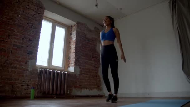 asian girl exercising legs in a room - Felvétel, videó