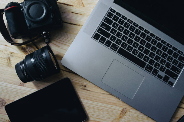 Photo journalism. Laptop, camera, tablet, note, camera lens. - Zdjęcie, obraz