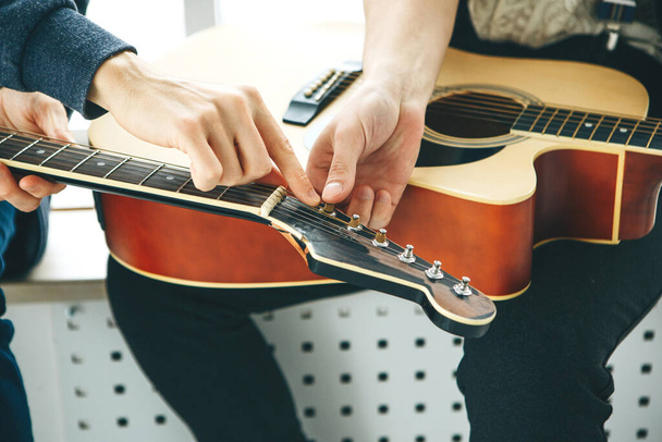 Aprender a tocar guitarra - Foto, Imagem