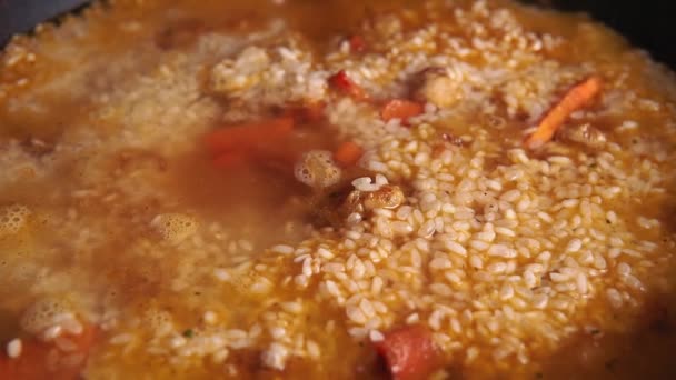 teplé jídlo z masa a rýže pilaf, vaření doma - Záběry, video