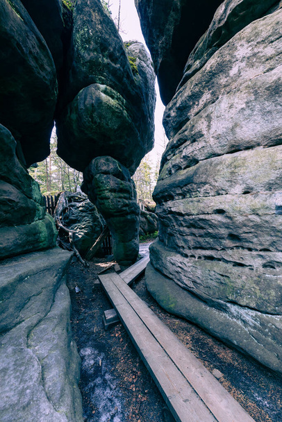 Στο Εθνικό Πάρκο των Ορέων Στόλοου. Μονοπάτι στο βράχο Λαβύρινθος μονοπάτι πεζοπορίας Bledne Skaly. Errant Rocks στα όρη Sudetes κοντά στην Kudowa-Zdroj, Κάτω Σιλεσία, Πολωνία. - Φωτογραφία, εικόνα