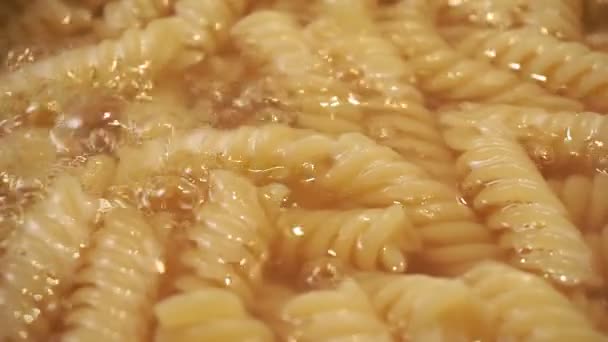 gekookte fusilli pasta close-up selectieve focus. koken, deegwaren - Video