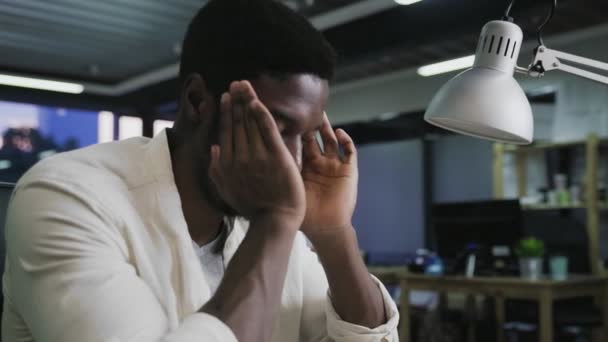 Detailní záběr Stressed Nenáročný afroamerický podnikatel s bolestí hlavy Práce na notebooku, snímání fotoaparátu - Záběry, video