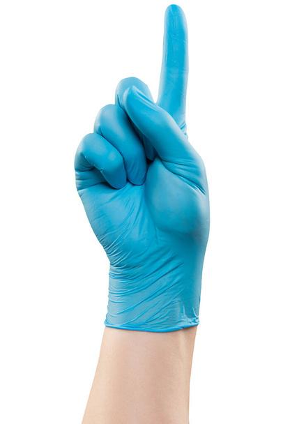 Man dokter hand in hand blauwe handschoen maken gebaar. In de studio neergeschoten. Geïsoleerd met clipping pad op witte achtergrond - Foto, afbeelding