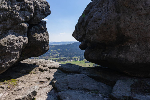 Stolowe Mountains Nemzeti Park. Útvonal a Rock Labirintusban túraútvonal Bledne Skaly. Errant Rocks in Sudetes Mountains közel Kudowa-Zdroj, Alsó-Szilézia, Lengyelország. - Fotó, kép