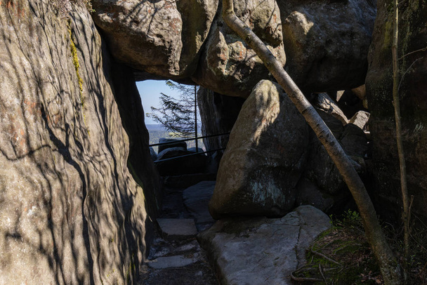 Stolowe Mountains Nemzeti Park. Útvonal a Rock Labirintusban túraútvonal Bledne Skaly. Errant Rocks in Sudetes Mountains közel Kudowa-Zdroj, Alsó-Szilézia, Lengyelország. - Fotó, kép