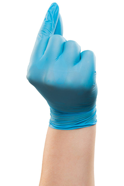 Mužská lékařská ruka v modré rukavici udělá gesto. Zastřelen ve studiu. Izolováno s oříznutou cestou na bílém pozadí - Fotografie, Obrázek
