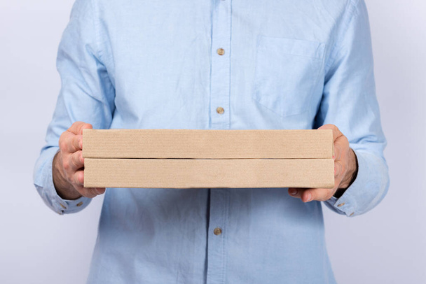 Un homme tenant des boîtes de pizza en carton. Livraison de pizza. Courrier livraison à domicile
. - Photo, image