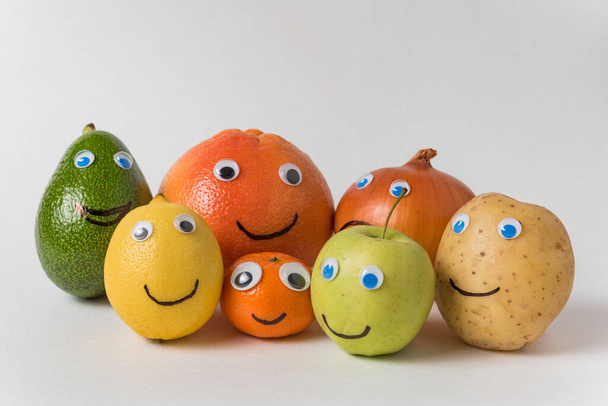 owoce i warzywa w postaci postaci postaci o zabawnych twarzach. Wielka koncepcja szczęśliwa rodzina. - Zdjęcie, obraz