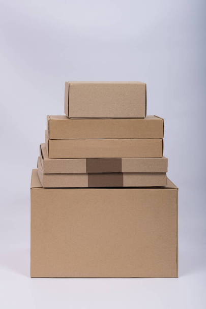 Viele Kartons liegen übereinander auf weißem Hintergrund - Foto, Bild