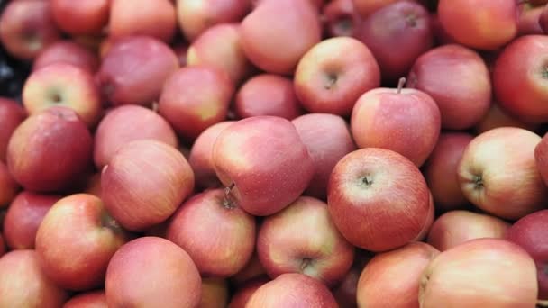Punaisia omenoita torilla. Omenat puisissa laatikoissa ruokahyllyllä
 - Materiaali, video
