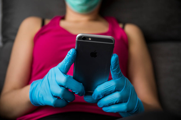 Girl reading the news on the smartphone about coronavirus, covid-19 - Foto, Imagem