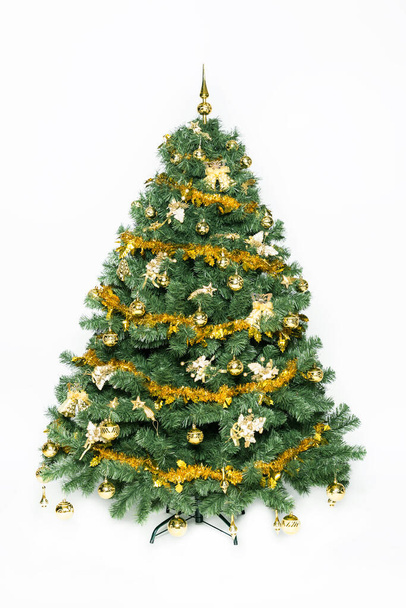 Bladverliezende kerstboom met kleurrijke decoraties - Foto, afbeelding