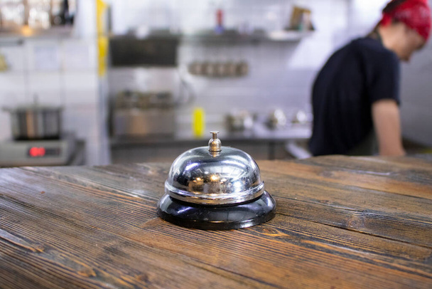 металевий дзвінок Головний на кухонному фоні
 - Фото, зображення