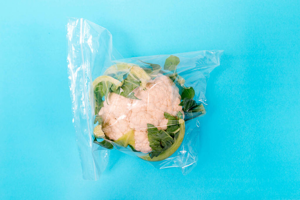 Frischer Bio-Gemüseblumenkohl aus dem Lebensmittelmarkt auf einer Plastiktüte. - Foto, Bild