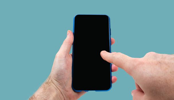 Smartphone von menschlicher Hand auf blauem Hintergrund - Foto, Bild