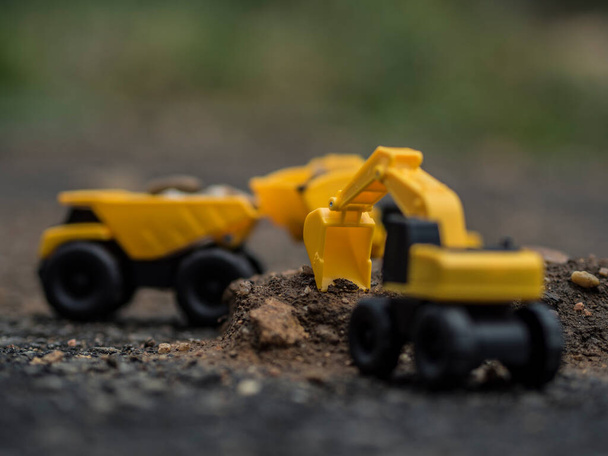 掘削に取り組む玩具建設機械 - 写真・画像