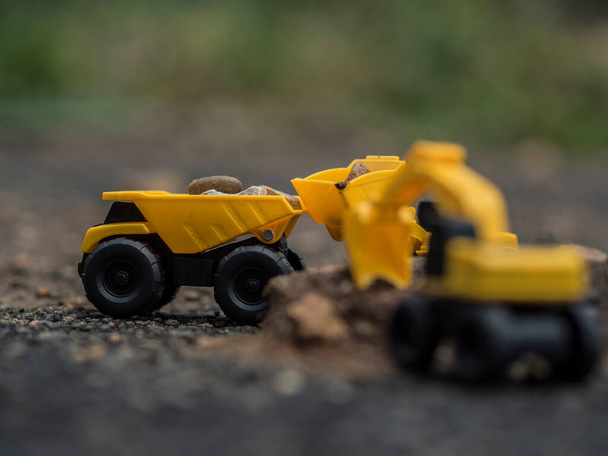 Maquinaria de construcción de juguetes que trabaja en una excavación
 - Foto, imagen