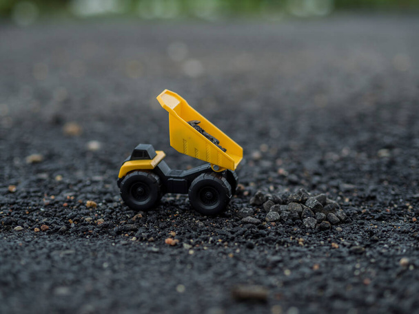 Іграшкові будівельні машини, що працюють на розкопках
 - Фото, зображення