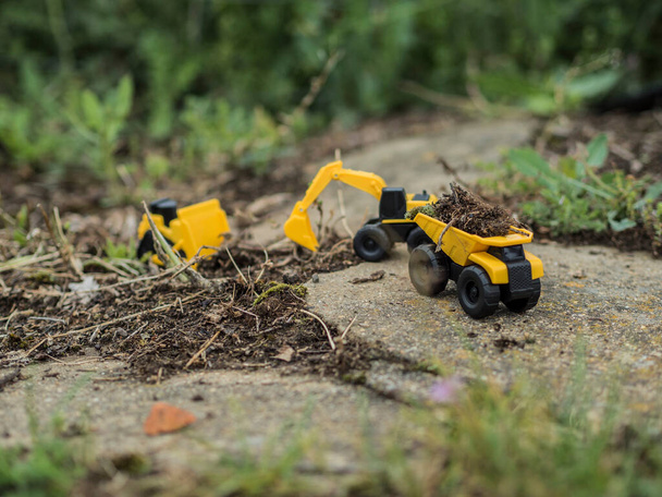 Machines de construction de jouets travaillant sur une excavation
 - Photo, image